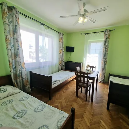 Rumiankowy Airport Hostel