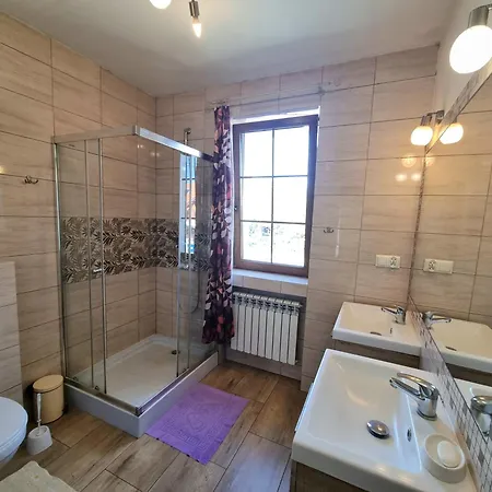 Rumiankowy Airport Hostel Vratislav